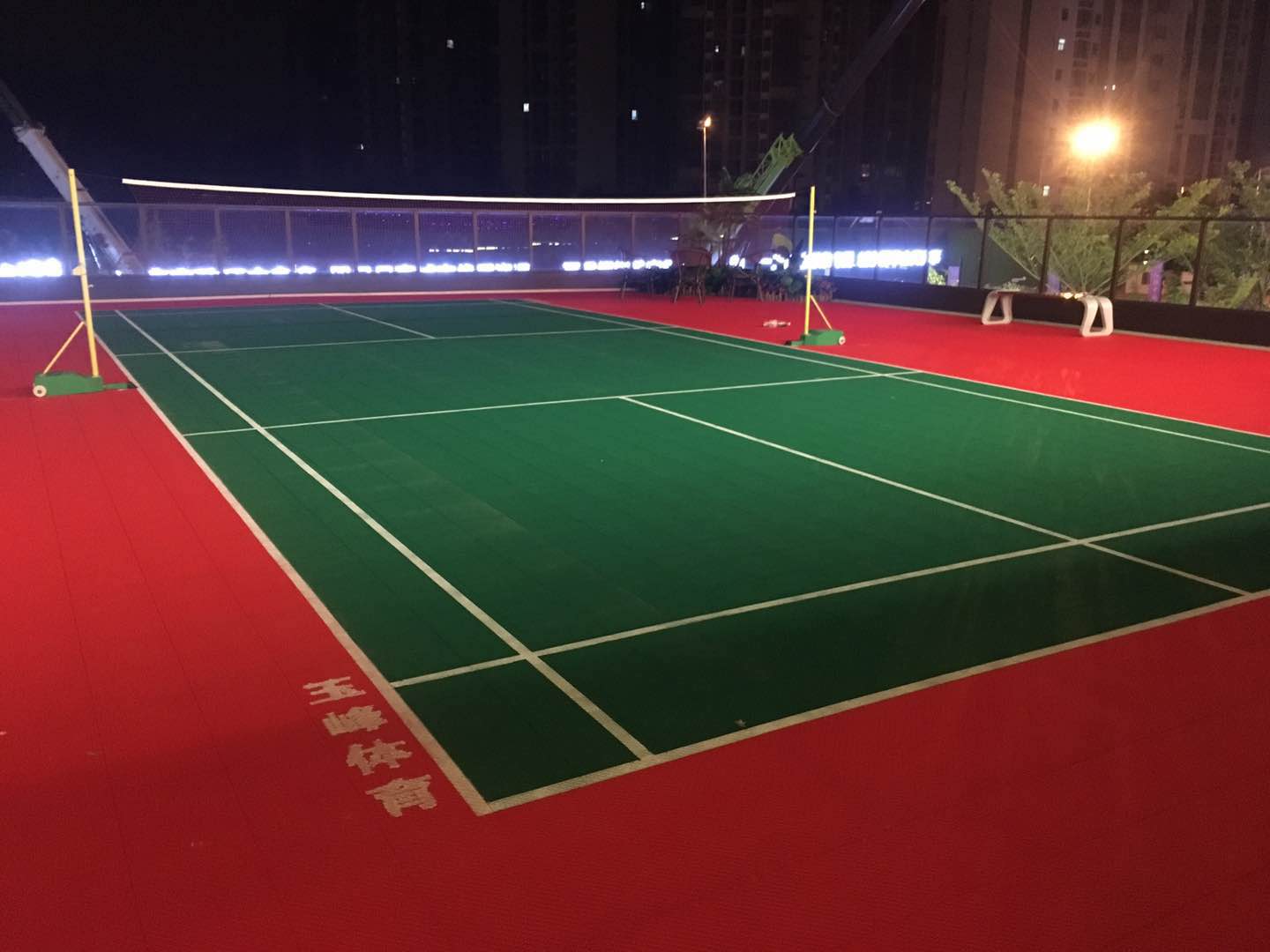 玉峰體育懸浮拼裝地板羽毛球場
