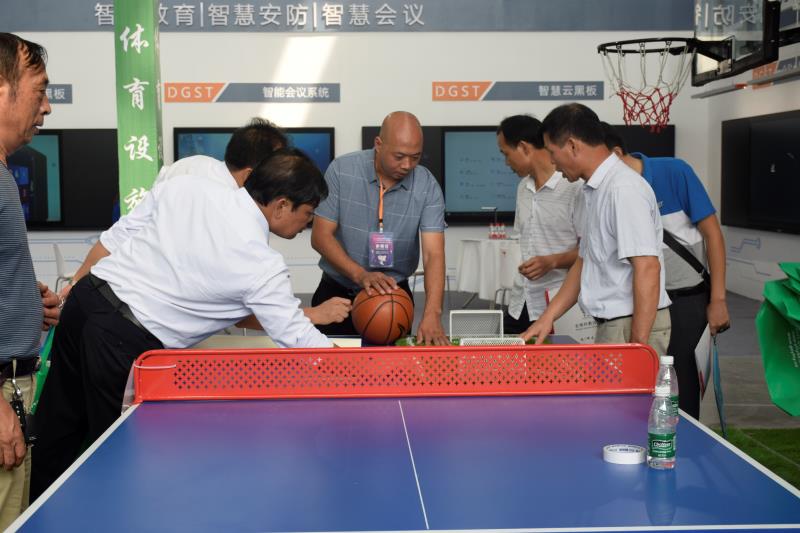 教育裝備展塑膠籃球場.pic