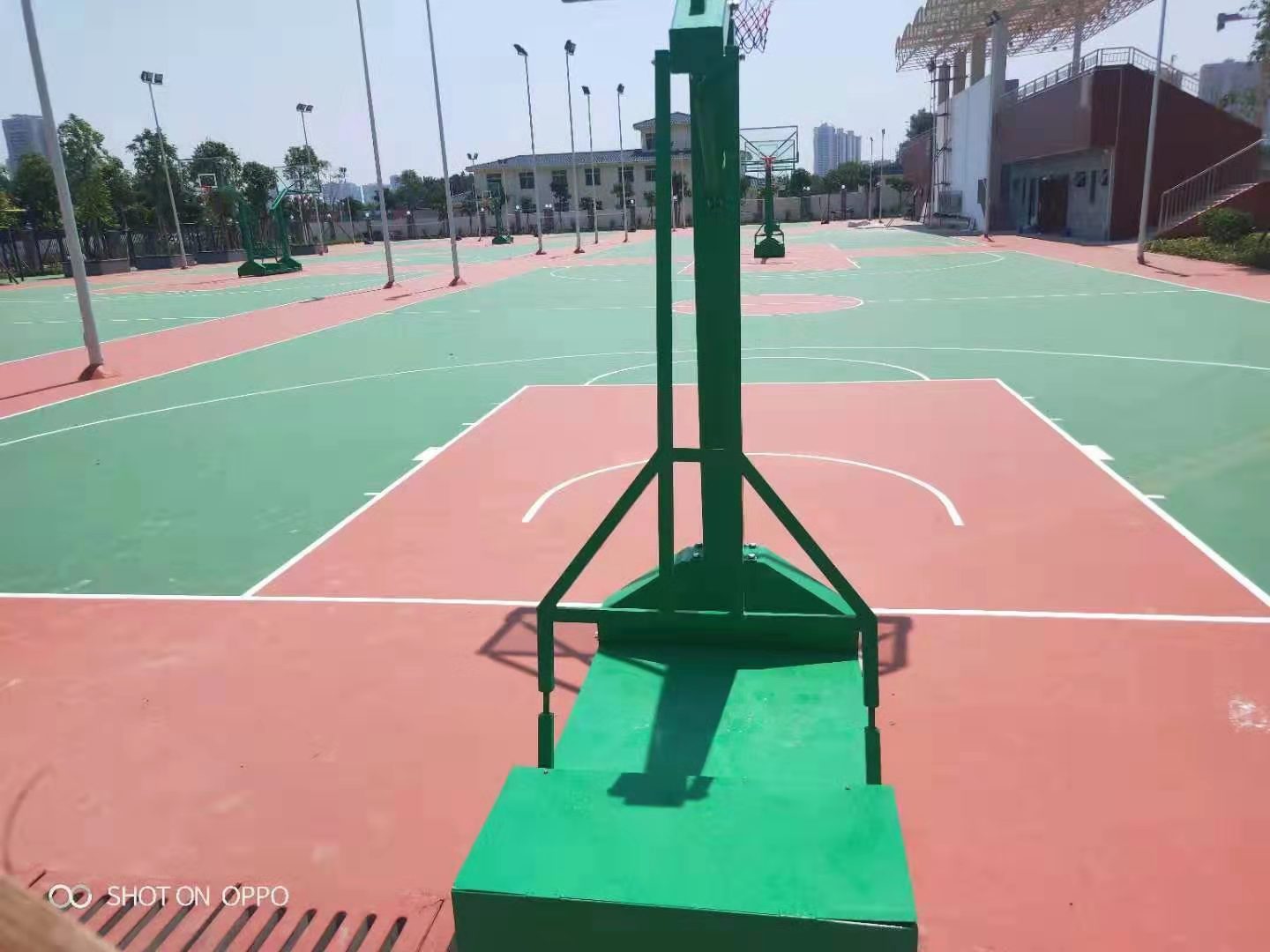 玉峰體育塑膠籃球場、籃球架