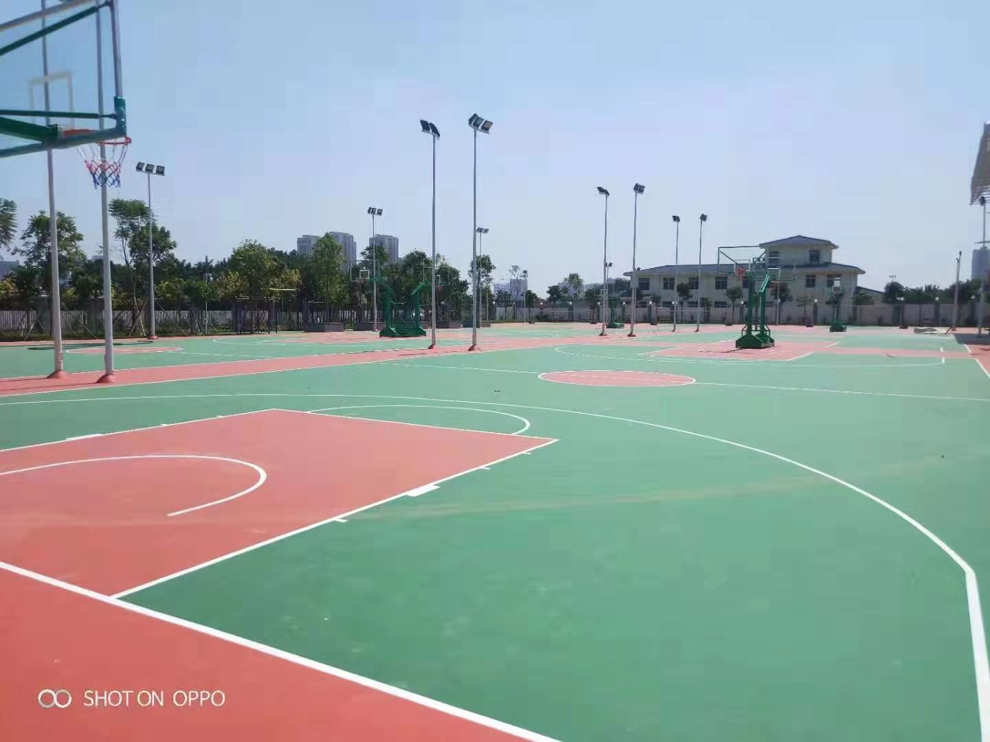 玉峰體育塑膠籃球場、籃球架