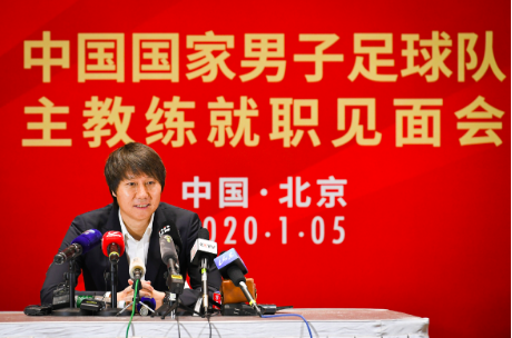 國足新帥上任發(fā)布會 李鐵正式亮相-【玉峰體育】